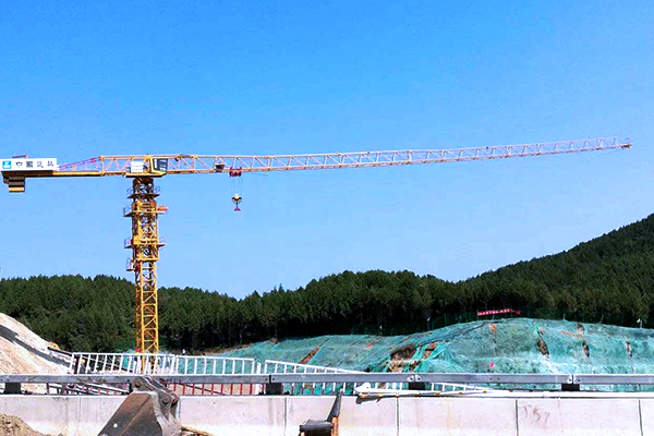 大型塔機租賃：大塔機平衡臂架設(shè)如何處理？